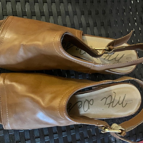 Leather Block-heel Sandals - Picture 4 of 4